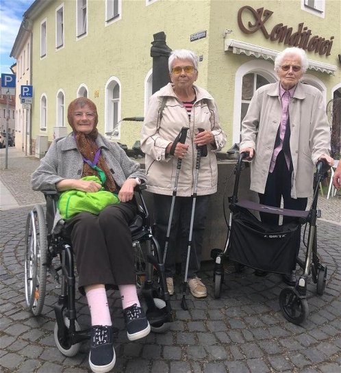 Drei Damen am Schuhbrunnen