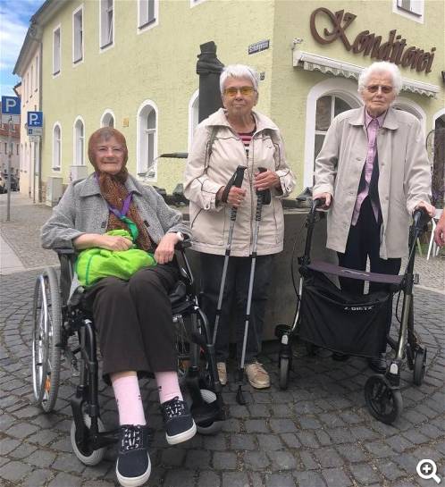 Drei Damen am Schuhbrunnen